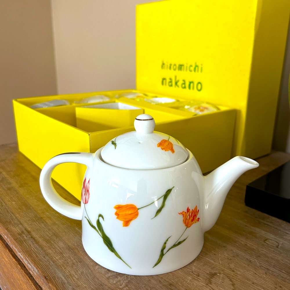 Japanese ceramic tea set, 5 cups, one tea pot, white with tulip pattern